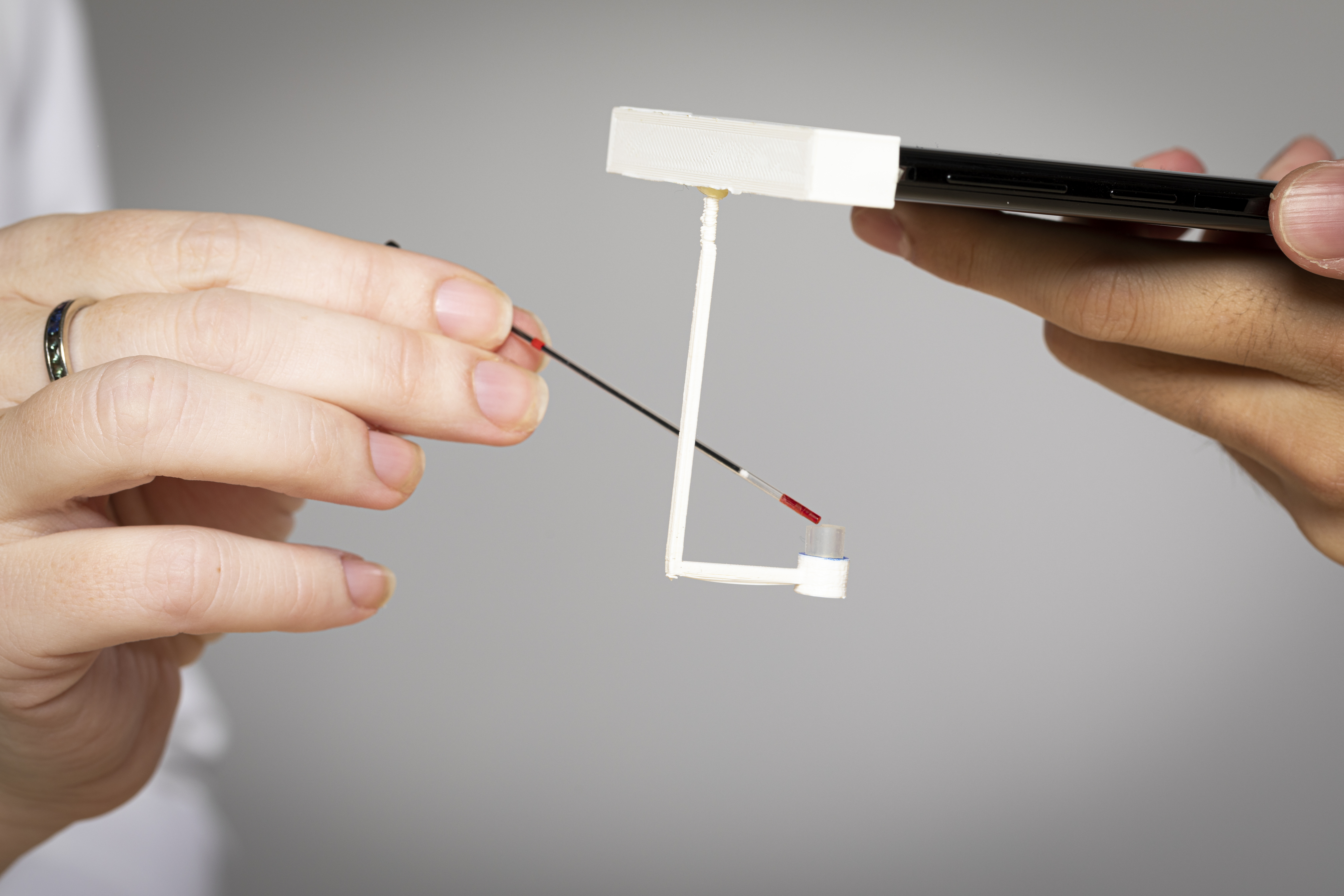 Micro-mechanical blood clot testing using smartphones